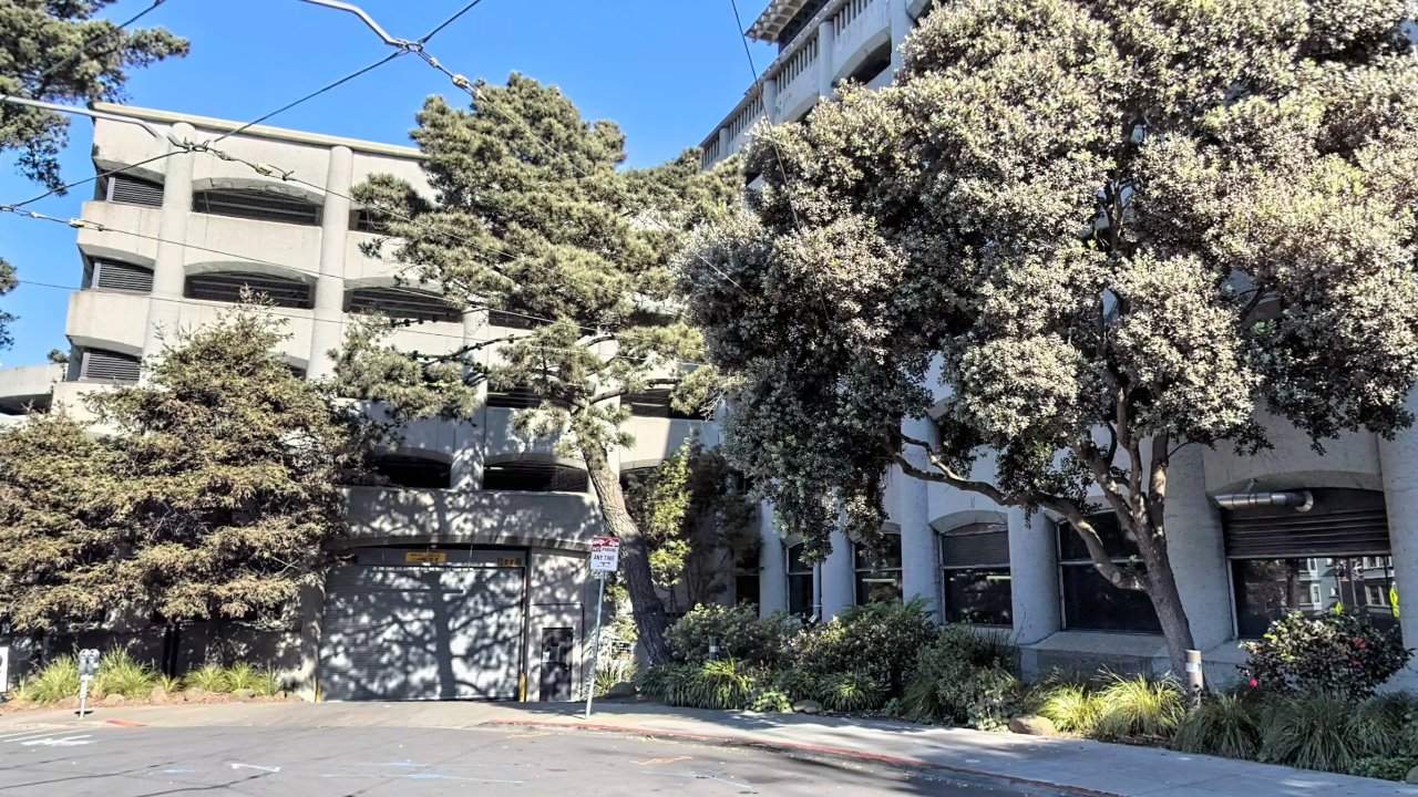 University guard charged with stealing $200,000 of Apple hardware