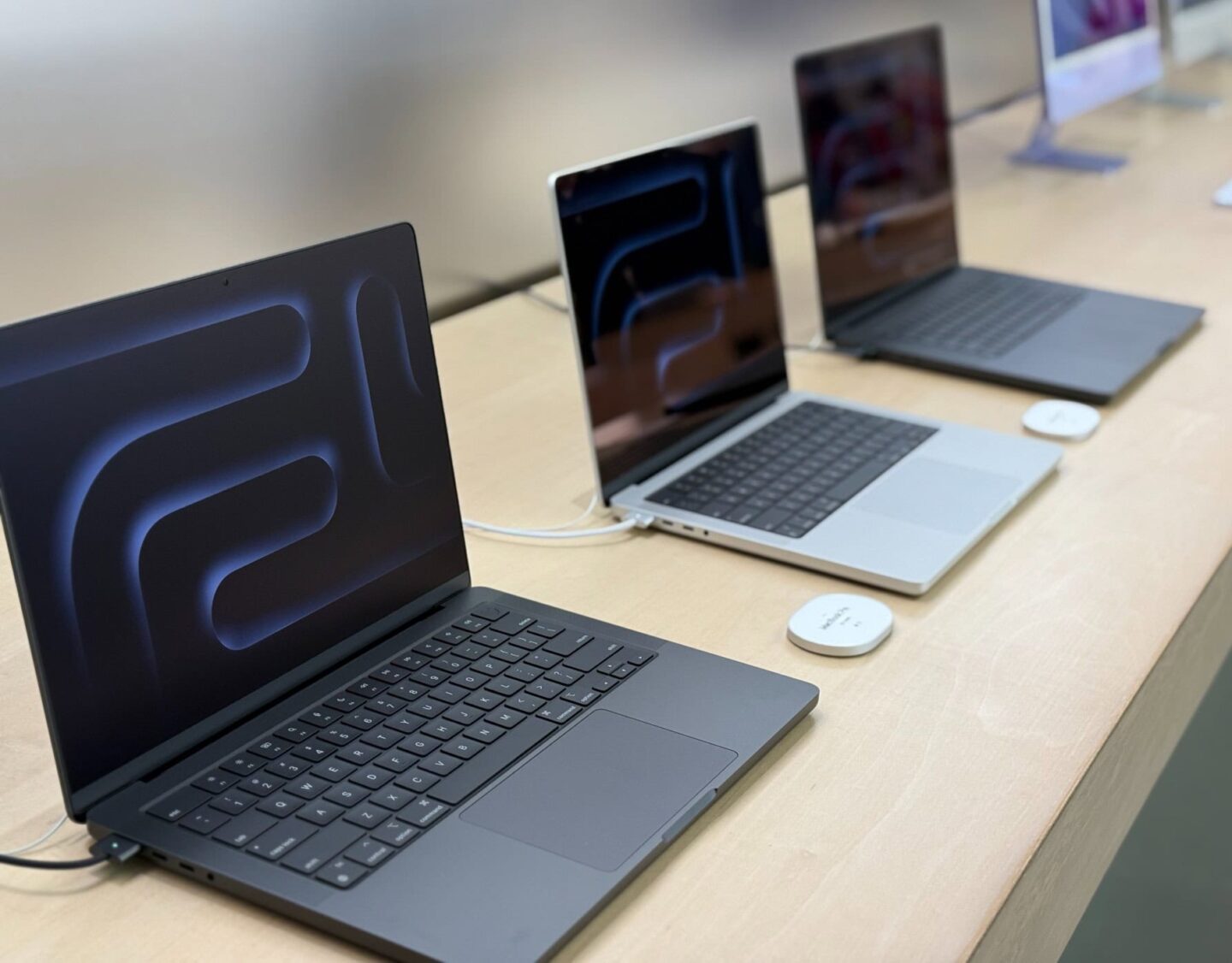 M4MacBookProsatAppleStore11440x11262 | Apple Day Apple iPod iPad iPhone iTouch iMac iBook