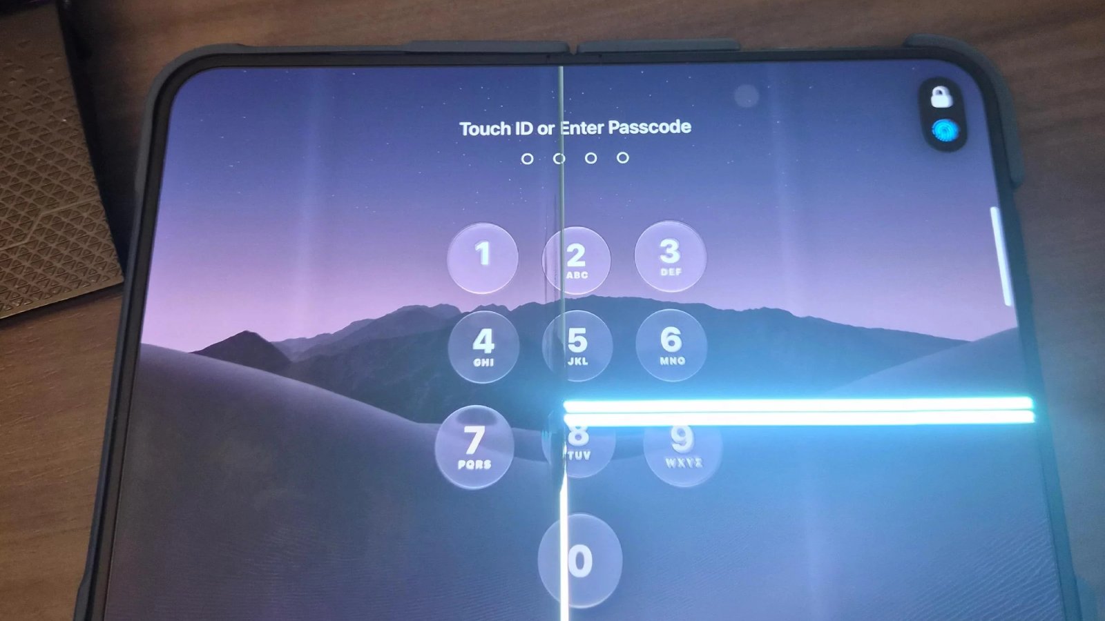 Apple Alerts Stores to iPhone Duo’s Display Cracking Issue